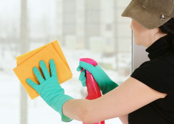 Come pulire i vetri delle finestre con un solo ingrediente naturale