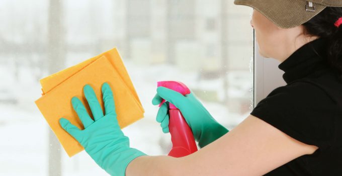 Come pulire specchi e vetri: 6 tecniche infallibili