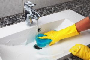 Come pulire e igienizzare il bagno con 5 prodotti naturali