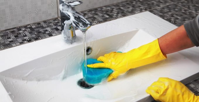 Come pulire e igienizzare il bagno con 5 prodotti naturali