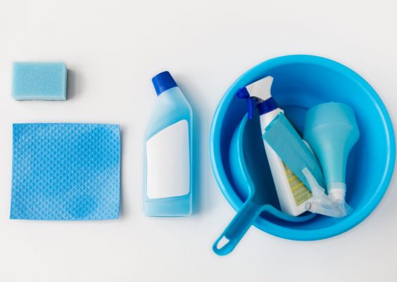 Come preparare un ottimo detergente naturale per pulire i mobili