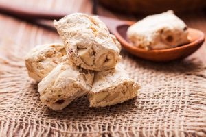 Torrone al cioccolato fai da te, senza zucchero, farina o latte