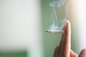 Eliminare l’odore di fumo dai vestiti e da una stanza