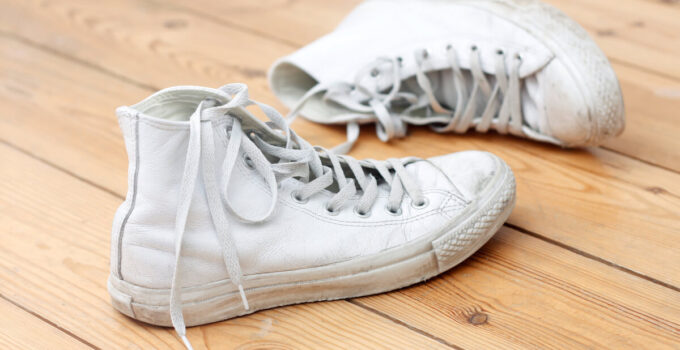 Come pulire le scarpe bianche molto sporche