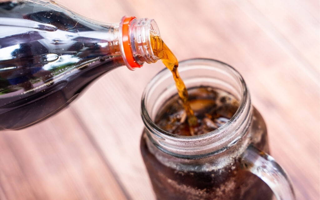 Coca-Cola: come utilizzarla in casa per pulire e smacchiare