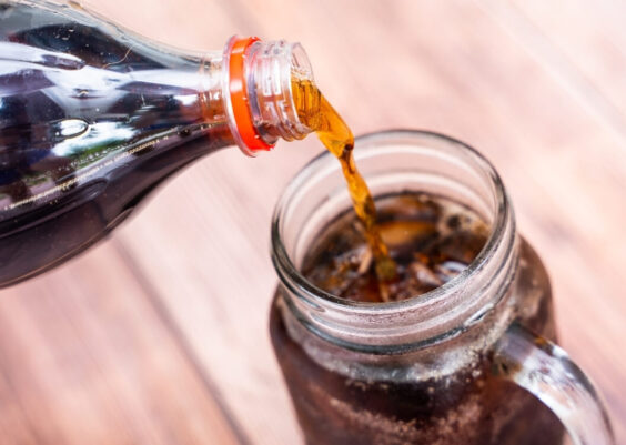 Coca Cola: come utilizzarla in casa per pulire e smacchiare