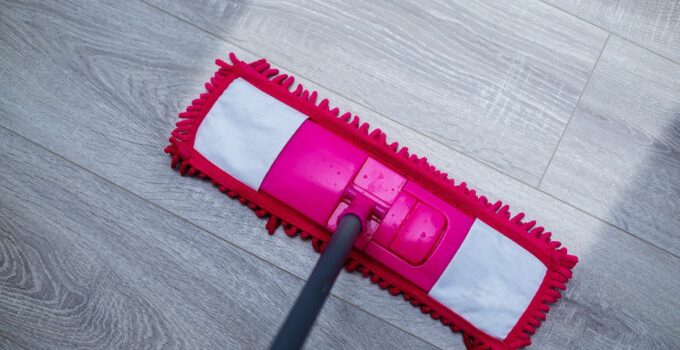 Come preparare un detersivo naturale per il pavimento che sgrassa e pulisce le fughe