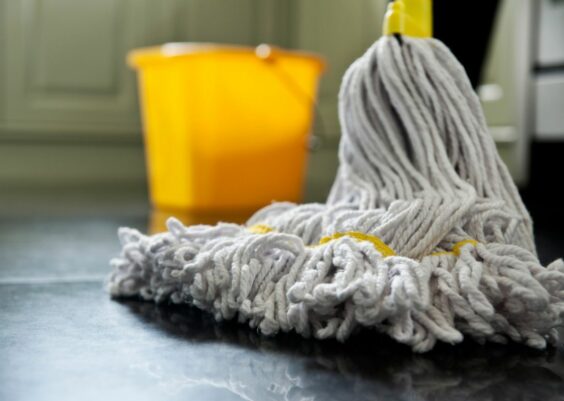 Come pulire il mocio per lavare i pavimenti e farlo tornare come nuovo