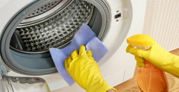 Come pulire la lavatrice, eliminando muffa, calcare e ruggine e facendola sembrare come nuova
