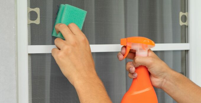 Come pulire le zanzariere: il metodo veloce, semplice ed efficace